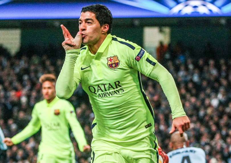 Luis Suárez descend la FIFA