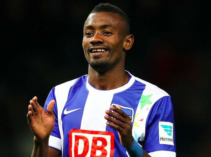 Kalou prend un bout du mur de Berlin