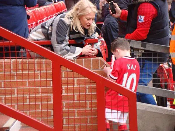 Le fils de Rooney signe des autographes