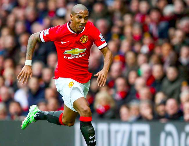 Ashley Young répare le téléphone d&rsquo;une fan