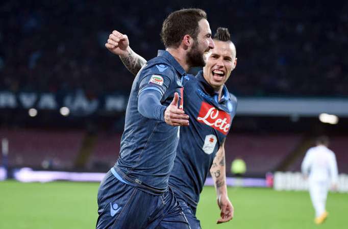 Le Napoli achève le Milan AC