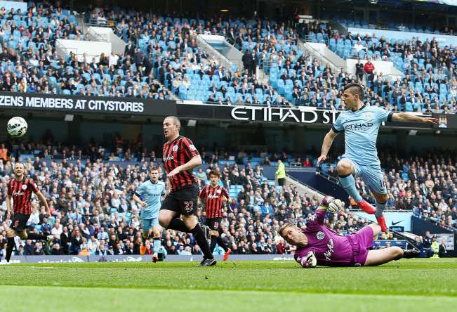 Sergio Agüero renvoie QPR en Championship