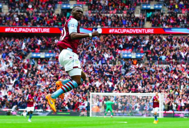 Aston Villa calme le jeu pour Benteke