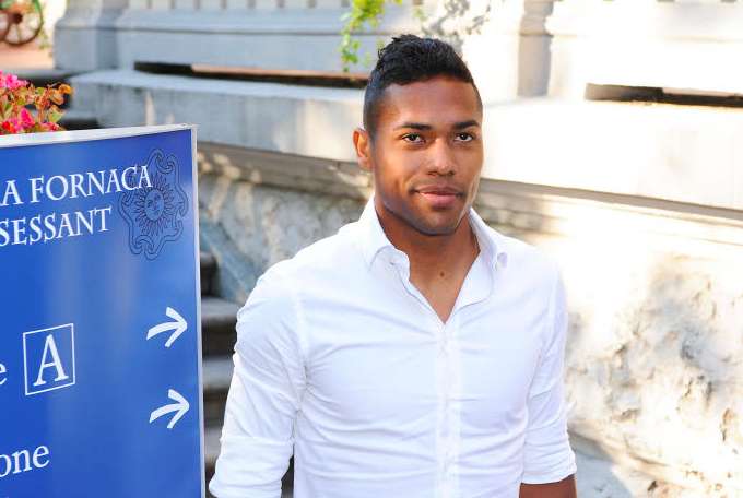 Alex Sandro passe sa visite médicale à la Juve