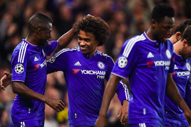 Willian s&rsquo;amuse avec les voitures