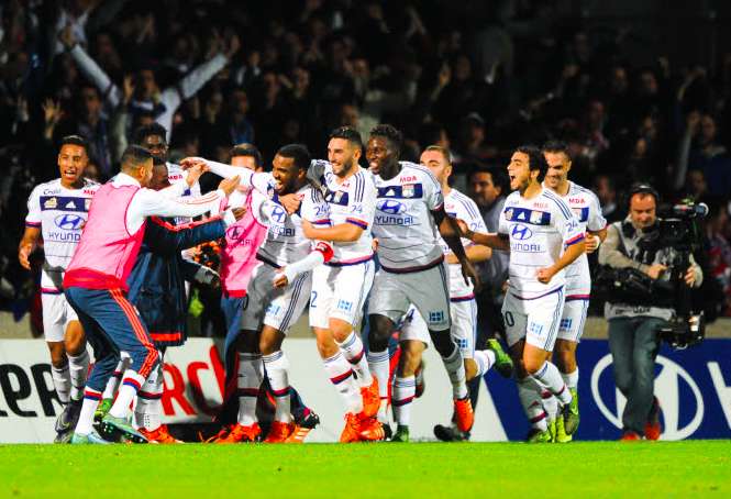 Lacazette paye le derby et la deuxième place à Gerland