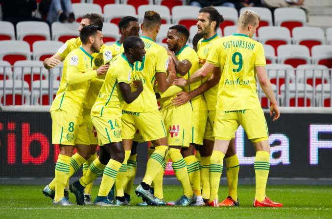 Les Canaris mangent les Aiglons