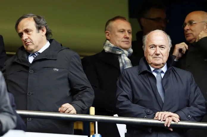 Politiques et sportifs réagissent aux suspensions de Platini et Blatter