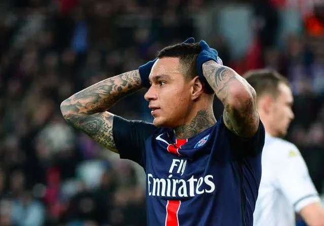 Le PSG propose une prolongation à Van der Wiel