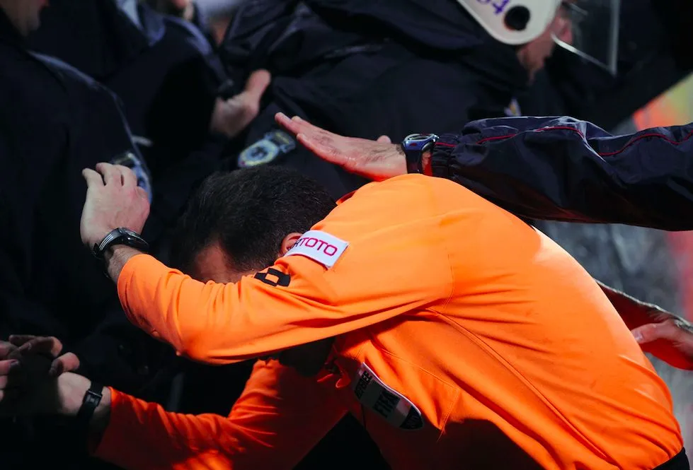 Un arbitre agressé dans un match contre la violence