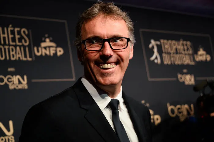 Laurent Blanc taquin avec ses joueurs