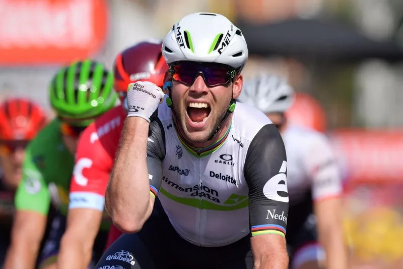 Cavendish jette le vélo sur la ligne