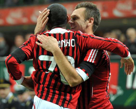 Le Milan AC tape du poing