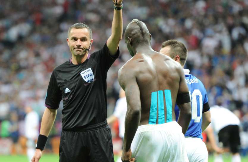 Mais bordel, c&rsquo;est quoi ces bandes bleues sur le dos de Balotelli ?