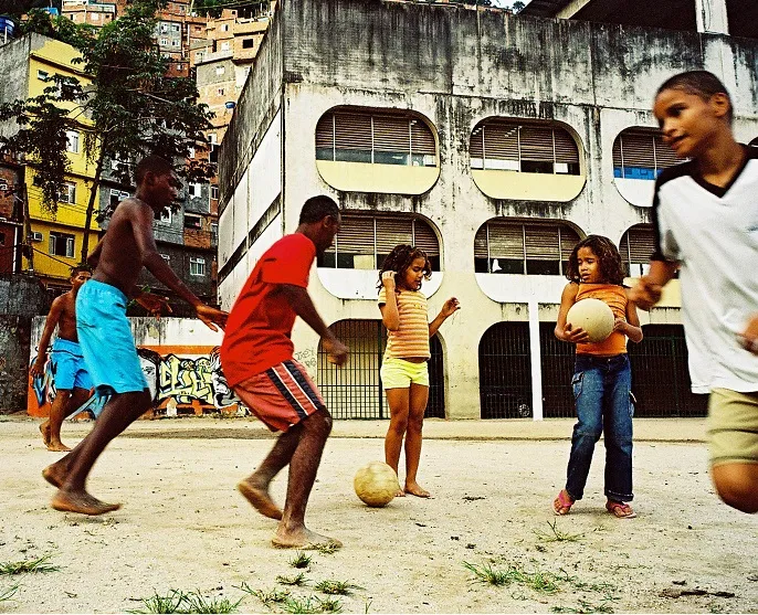 Tu sais que tu as joué au foot dans la cour d&rsquo;école quand…