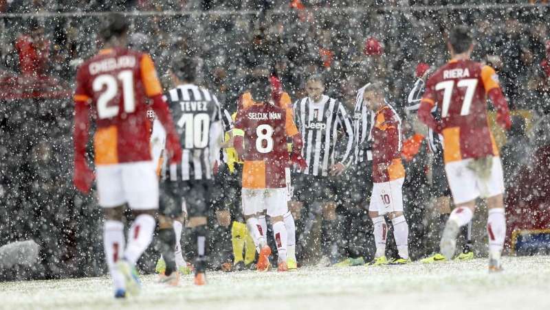 Entre Galatasaray et la Juve, c&rsquo;est la neige qui gagne