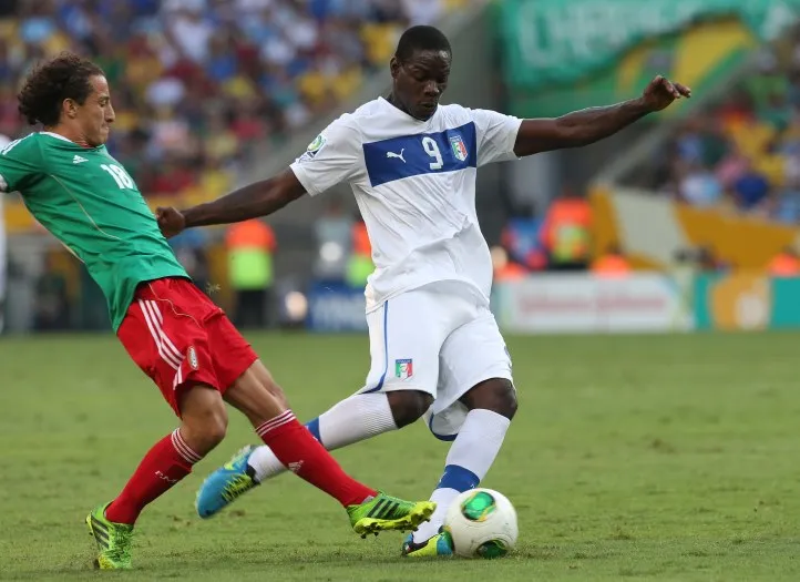 Signé Pirlo et Balotelli