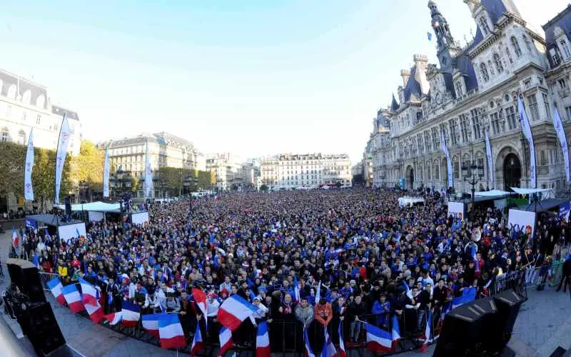 Paris, ces écrans géants qui ne passent pas