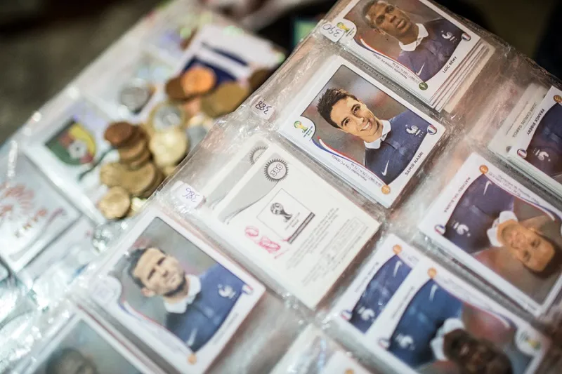 On a rencontré les dealers de vignettes Panini à Rio