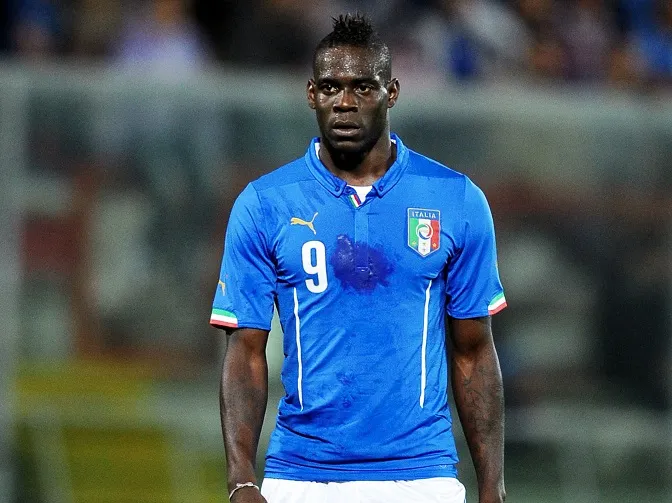 Vine : Balotelli met sa tête