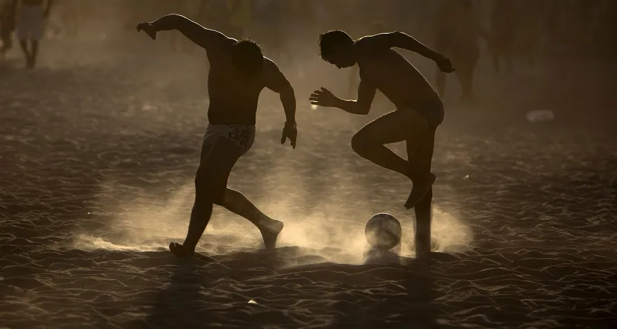 Tu sais que tu joues au foot sur la plage quand…