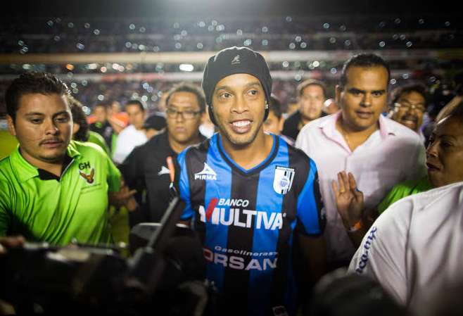 Vine : Ronaldinho marque, mais perd