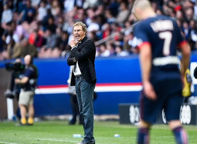 En quoi le PSG a-t-il changé tactiquement avec Laurent Blanc ?