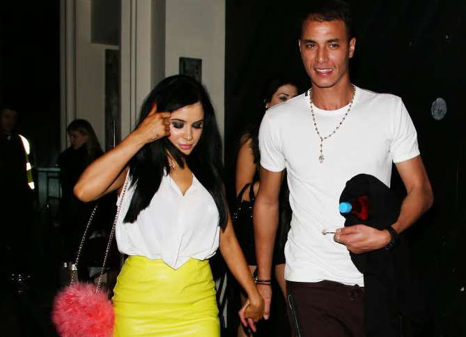 Chamakh au bras de deux jumelles Playboy