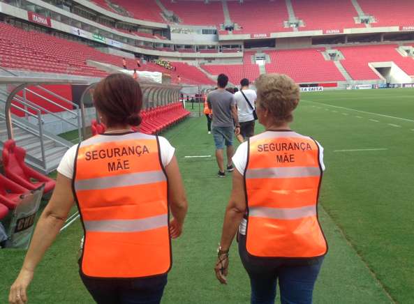 Recife emploie des mamans pour assurer la sécurité de son stade