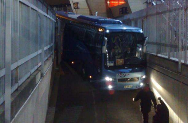 Le bus de Chelsea rentre dans un mur