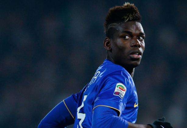 Paul Pogba, bras au ciel, pieds à terre