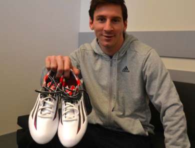 Messi donne ses chaussures