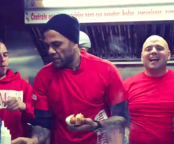 Dani Alves vend des hot-dogs