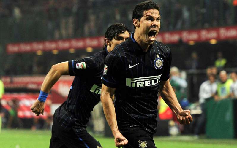 Hernanes renversant, Cavani voit rouge