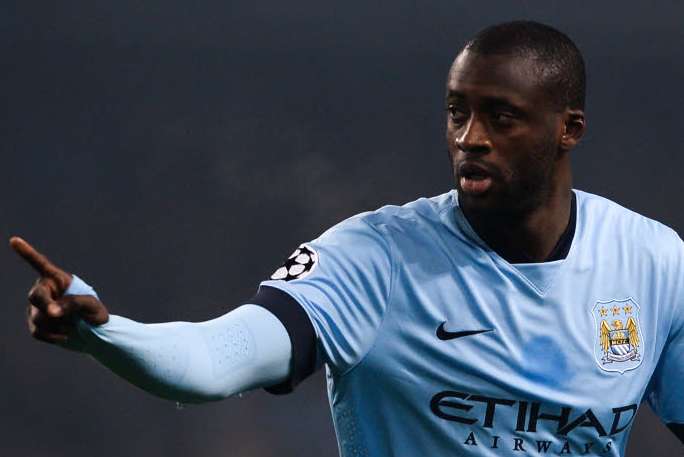 Yaya Touré offre son maillot à une petite fille