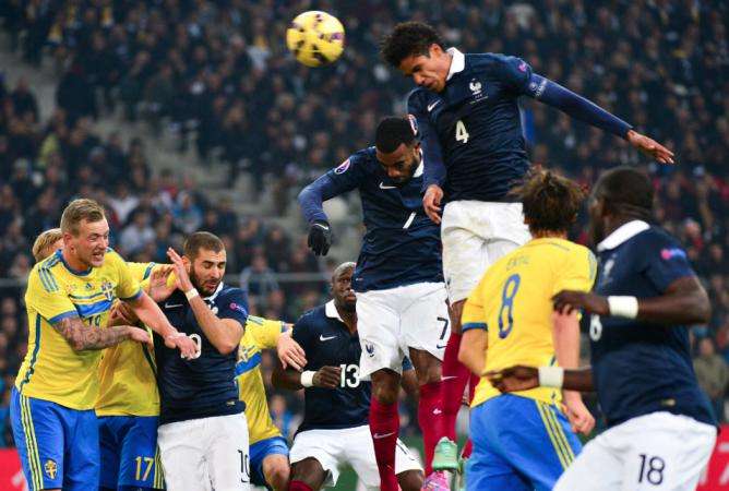 Varane sauve les Bleus, le Vélodrome les siffle