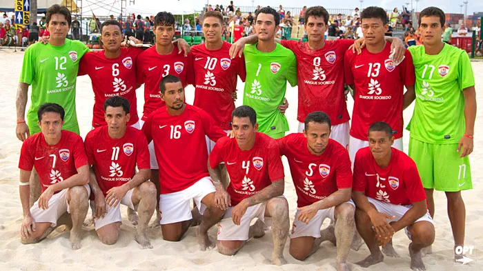 Tahiti, les pagaies sont sur le sable