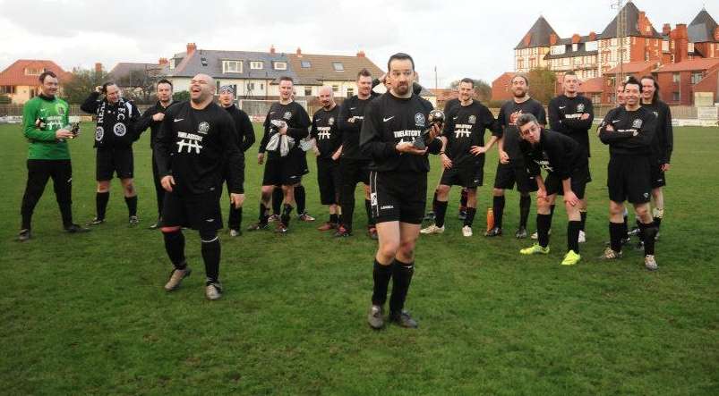 Real Gothic FC : «<span style="font-size:50%">&nbsp;</span>Généralement, on joue en gueule de bois<span style="font-size:50%">&nbsp;</span>»