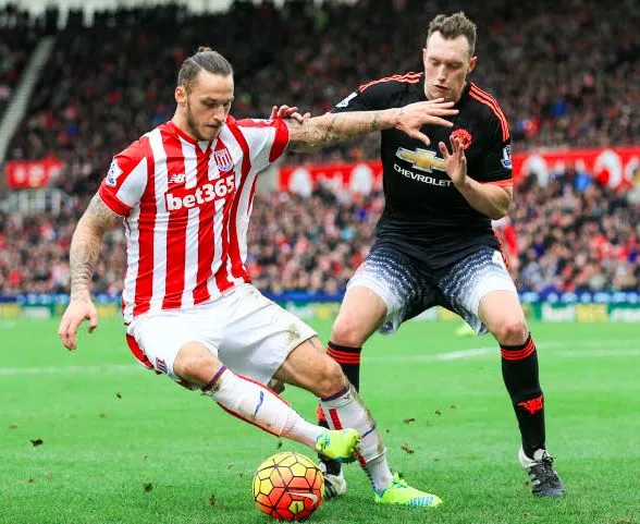 Phil Jones célèbre avec les supporters le but de Rooney