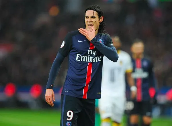 Quand Cavani se mange une caméra