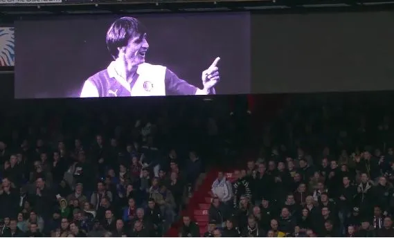 L’hommage à Cruijff pendant un match du Feyenoord