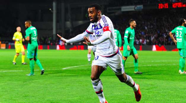 Lacazette paye le derby et la deuxième place à Gerland