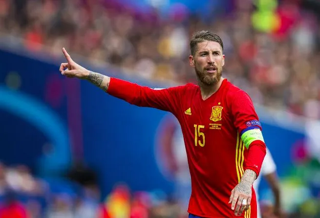 Sergio Ramos pose sur un bulldog aux couleurs de la Roja