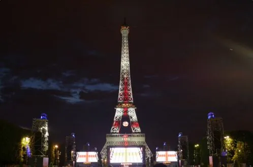 La tour Eiffel aux couleurs de l’Angleterre