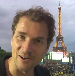 Jens Lehmann pose devant la tour Eiffel