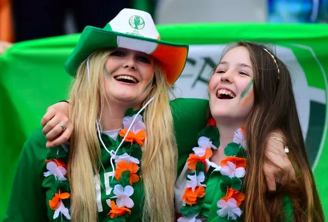 Les supporters irlandais chantent pour la police