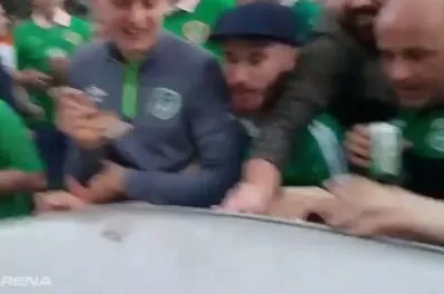 Les supporters irlandais réparent une voiture