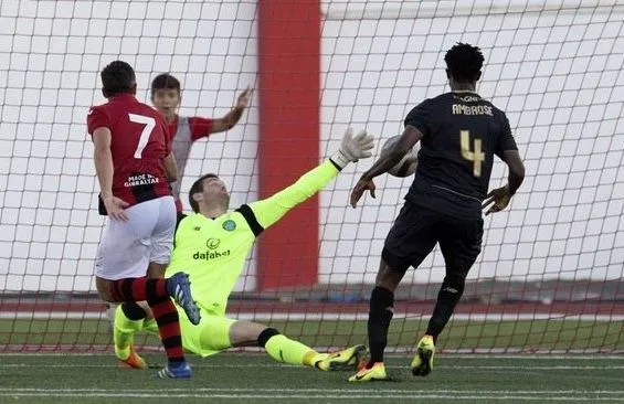 Les lutins rouges bouffent les géants verts