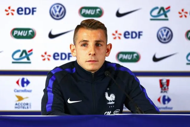 Lucas Digne arrive à Barcelone masqué