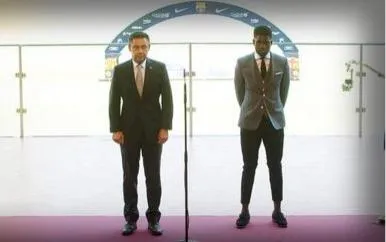 Minute de silence lors de la présentation d’Umtiti au Barça